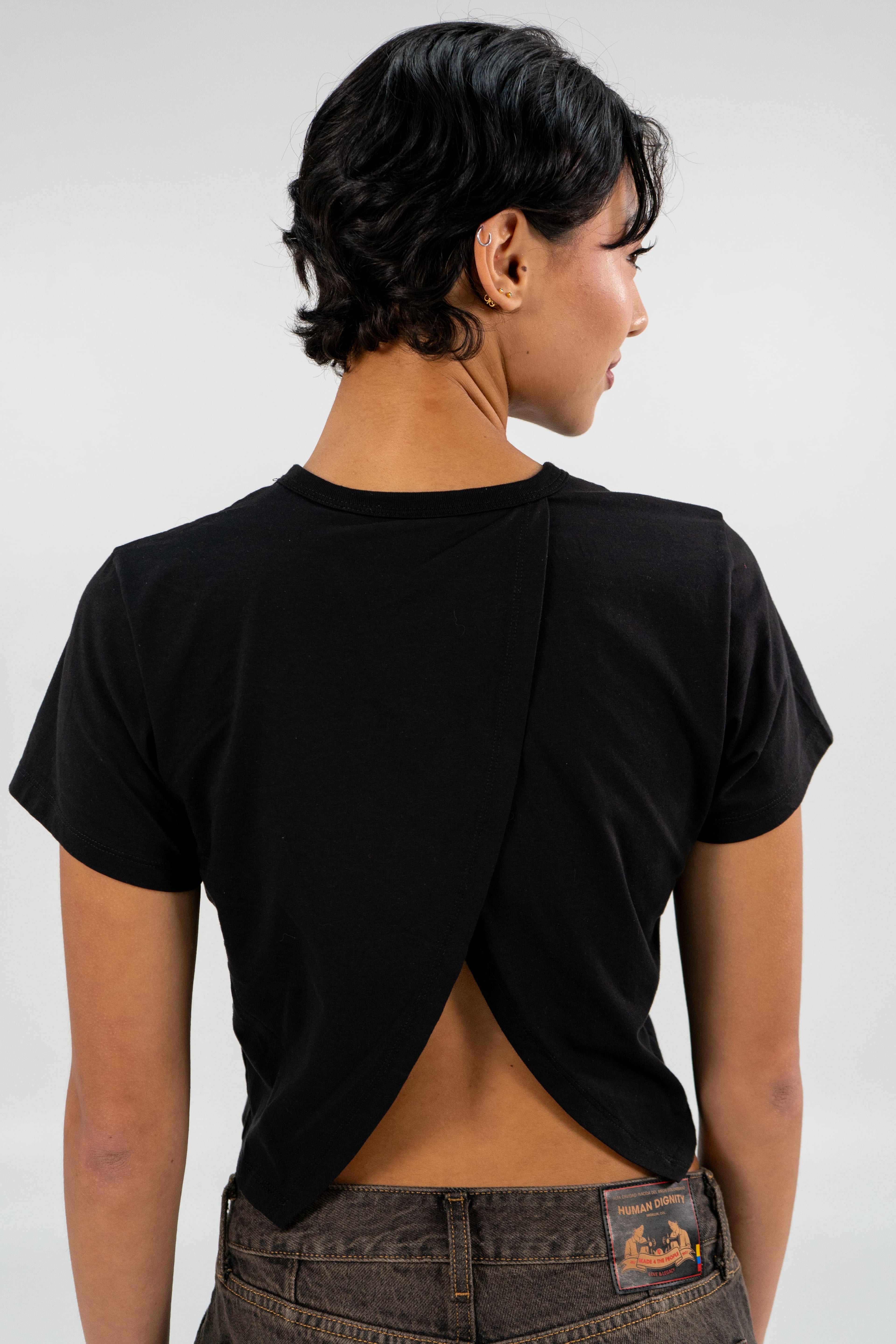 Camiseta Apertura Espalda Negra