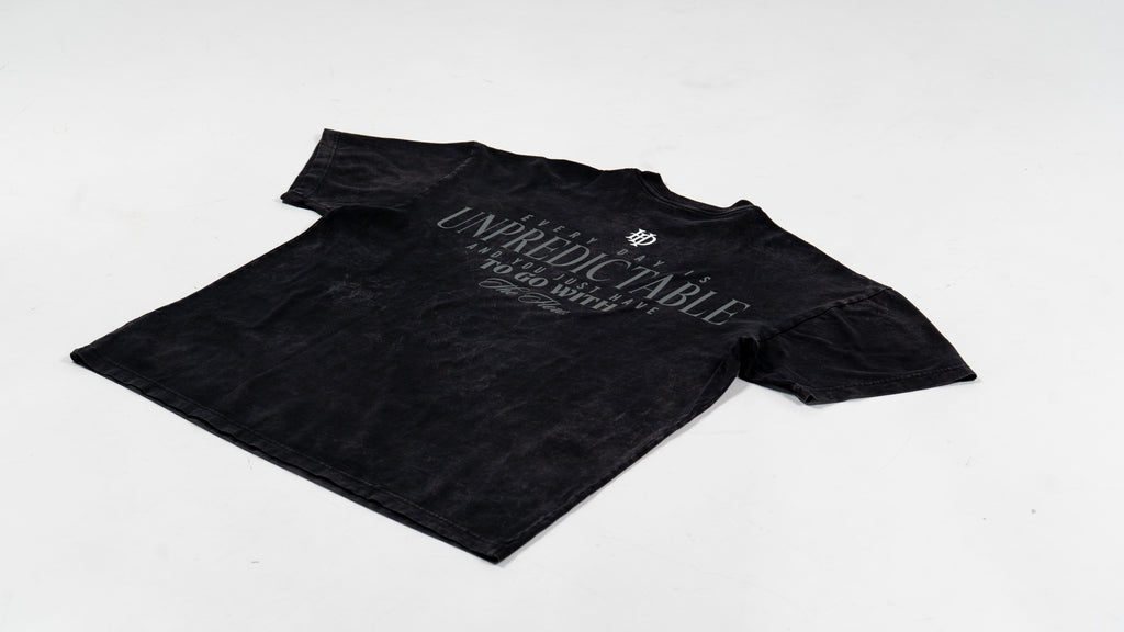 Camiseta Negra Unpredictable